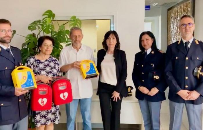 Le Cul. Gian Franco Lupo fait don de deux défibrillateurs à la préfecture de police de Matera