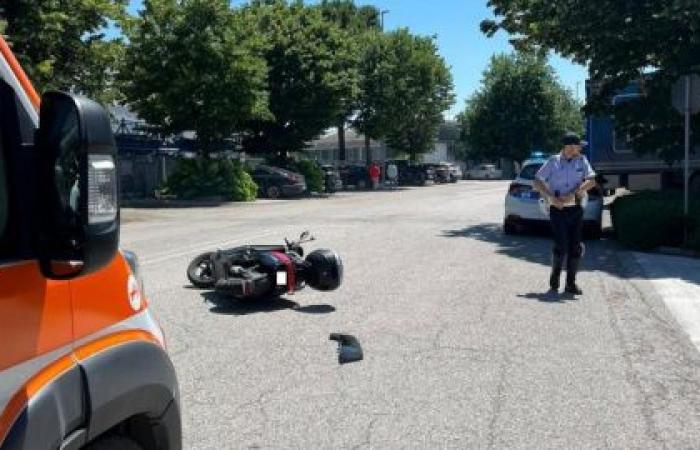 Un camion obstrue la vue, collision entre voitures et scooters à Bellocchi : centaure à l’hôpital
