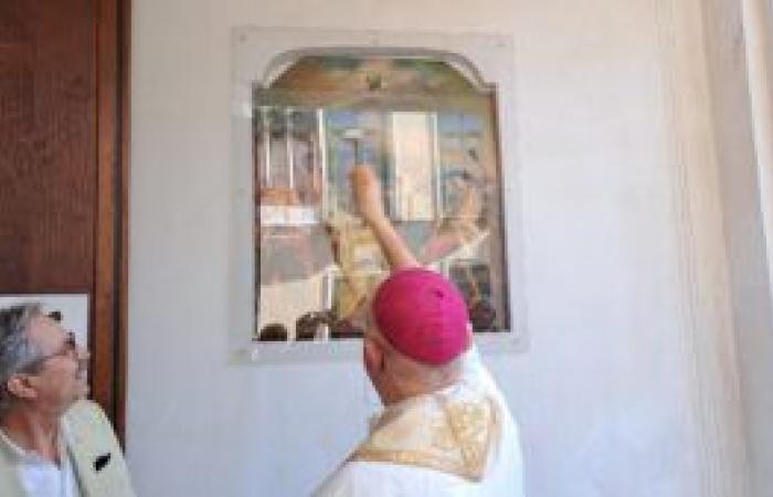 l’œuvre du Maestro Costantino Di Renzo bénie par Mgr Bellandi dans l’église de San Pietro a Corte. — Gazzetta de Salerne