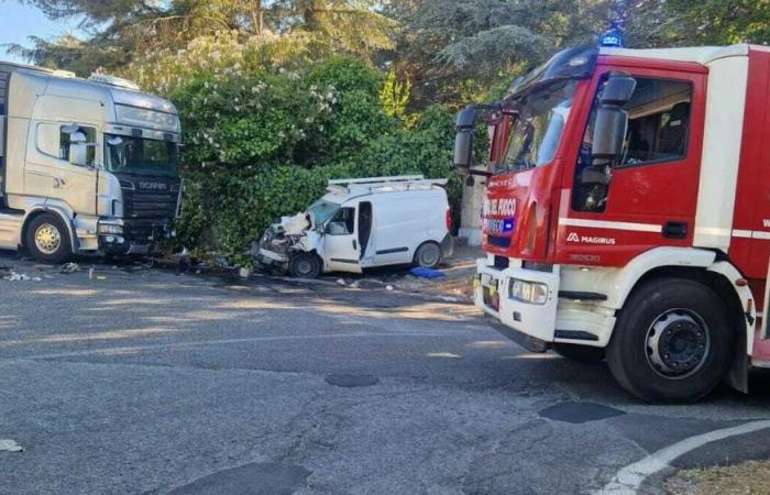 Accident de la route entre un camion et une camionnette : trois blessés