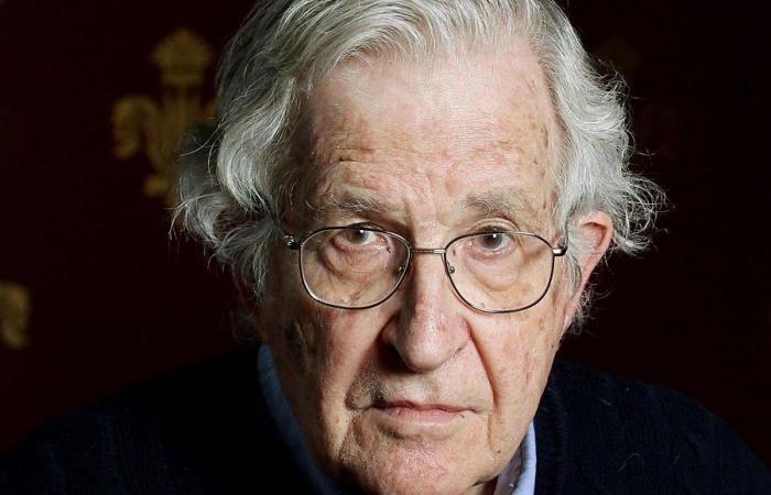 La mort de Noam Chomsky : enquête sur le rôle des médias dans les démocraties occidentales