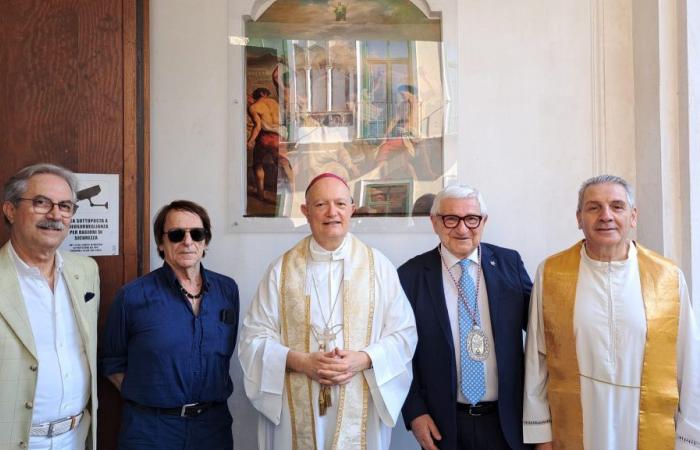 l’œuvre du Maestro Costantino Di Renzo bénie par Mgr Bellandi dans l’église de San Pietro a Corte. — Gazzetta de Salerne