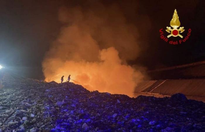 La décharge de Bellolampo à Palerme est en feu, les flammes sont maîtrisées mais la peur de la dioxine revient CLIQUEZ POUR LA VIDÉO