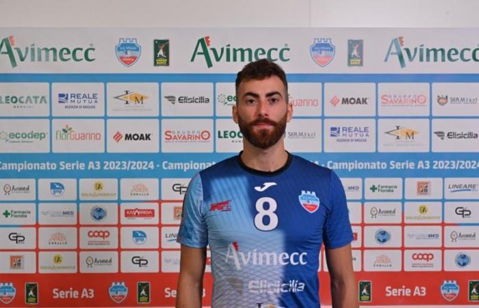 Volley Modica reconfirme le libéro Vincenzo Nastasi, vice-capitaine en bleu et blanc pour la sixième année –