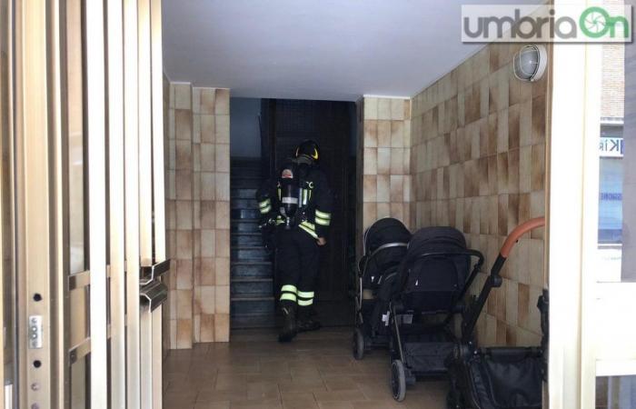 Terni : appartement en feu via del Lanificio. L’intervention a lieu