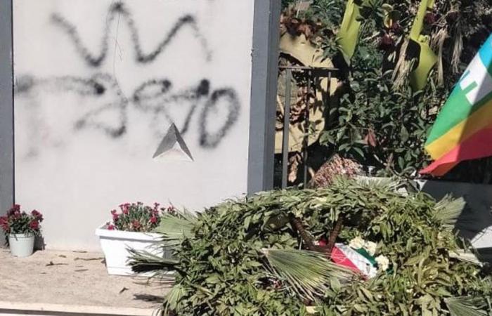 Le monument à Giacomo Matteotti sur la route Flaminia vandalisé : “W Fascio” écrit, la couronne du Président de la République endommagée