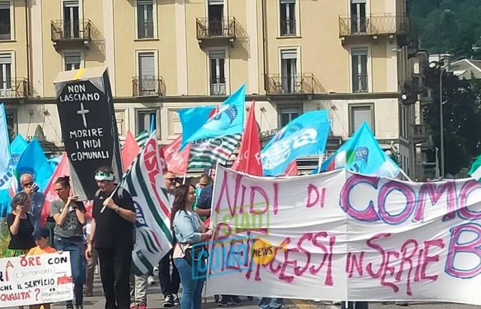 La protestation des mères dans les rues de Côme : “Nos crèches ont été reléguées en Serie B…”