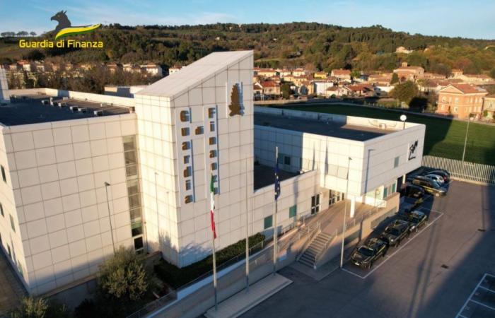 La fausse entreprise basée à Pesaro pour obtenir des millions du Pnrr : 3 arrestations par la Police Financière – News Pesaro – CentroPagina