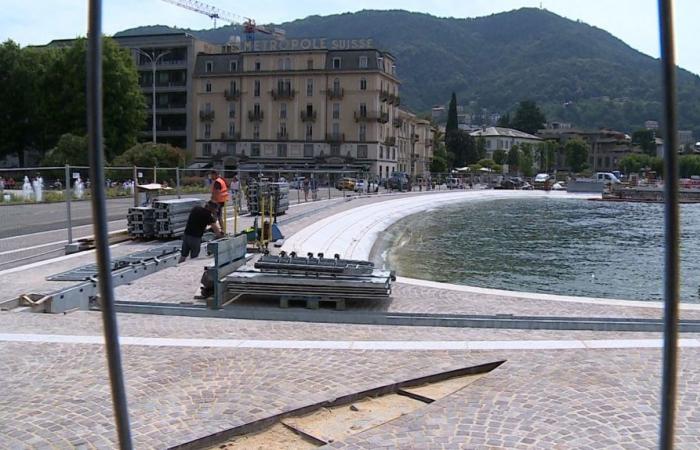 Chantier au bord du lac de Côme, véhicules de travail quittant la Piazza Cavour