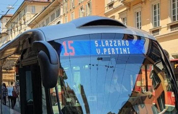 Bologne, le garçon trouve 60 mille euros dans le bus et les rend. Le chauffeur : « Ce n’était jamais arrivé auparavant »