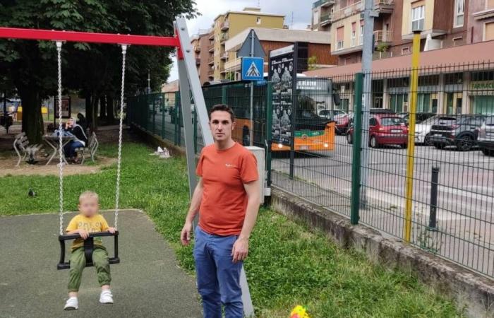 Monza, à San Rocco, les enfants jouent parmi les déchets et la décadence : la plainte d’un père !