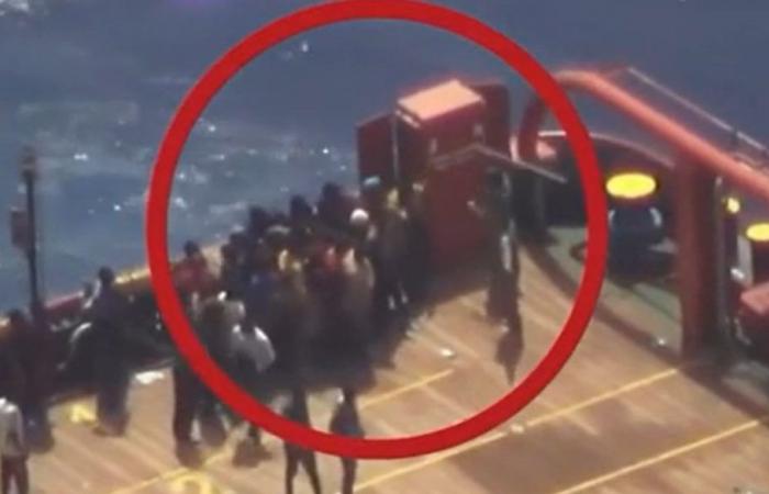 La vidéo des violences des garde-côtes libyens frappant les migrants : “L’Italie est complice”