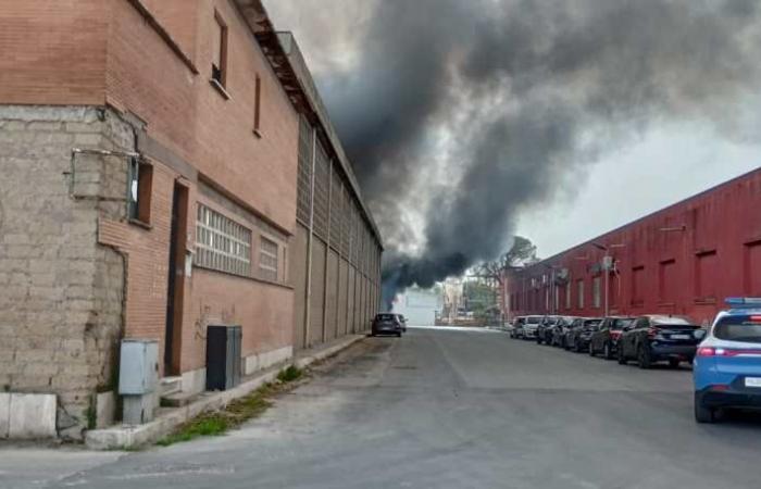 GUIDONIA – Une montagne de déchets en feu, l’incendie de la zone industrielle est éteint