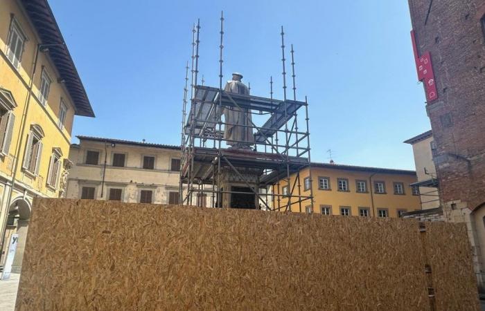 Prato, la restauration de la statue de Francesco Datini Il Tirreno a commencé