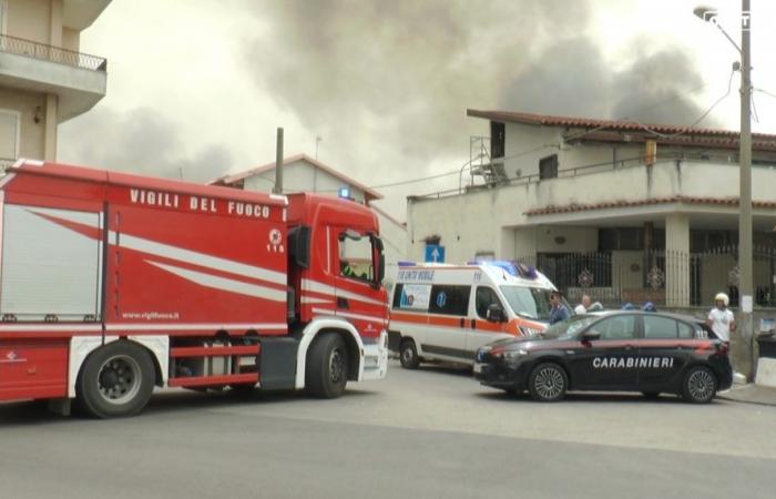 Incendie à Aversa dans la zone du village : grand nuage de fumée [VIDEO]