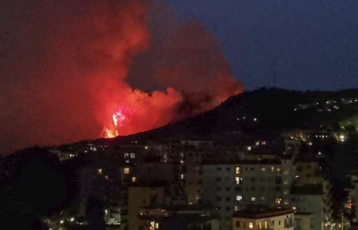 Naples, incendie sur la colline Camaldoli : les flammes lèchent les maisons. Fumée visible du Vésuve et pluie de cendres