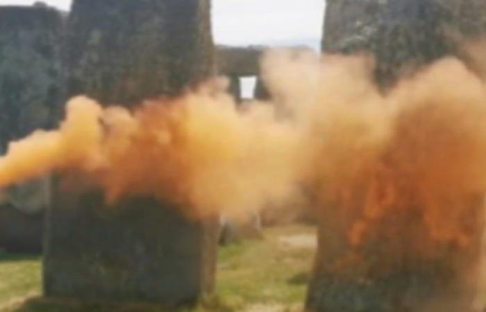 Stonehenge, les écologistes attaquent aussi le site archéologique : « Peinture orange »