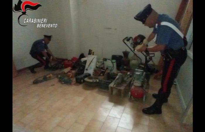 Benevento, caché des smartphones et des outils de travail: signalé pour recel de biens volés
