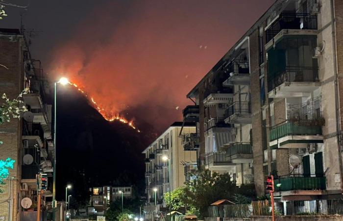 Incendie à Naples, hypothèse d’incendie criminel : des recherches sont en cours pour les déclencheurs