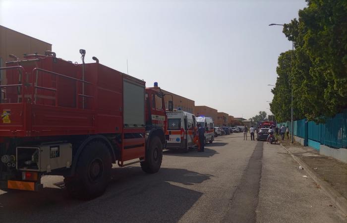 Explosion dans une usine de peinture à Vignate, pompiers et ambulance aérienne sur place