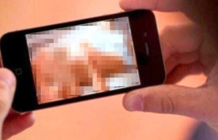 Brescia, un professeur de religion arrêté pour pédopornographie : images explicites sur le téléphone portable d’un élève