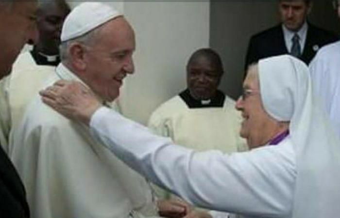 en 2015, il a habillé le pape François lors de sa première visite en Afrique