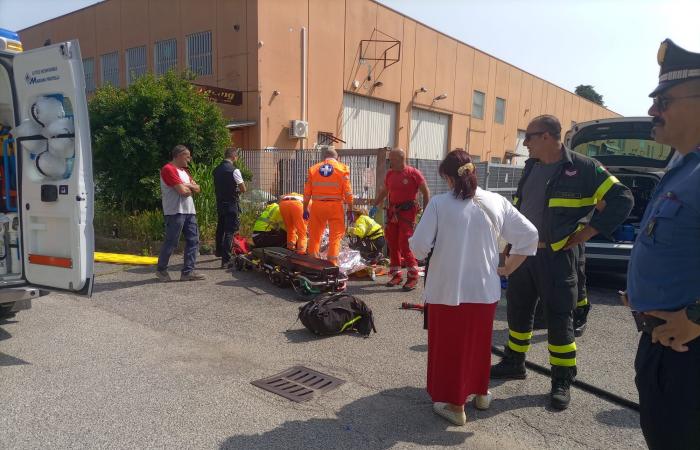 Explosion dans une usine de peinture à Vignate, pompiers et ambulance aérienne sur place