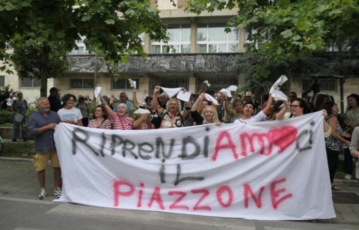 Viareggio, plus d’un millier de commerçants et d’habitants en marche pour le Piazzone