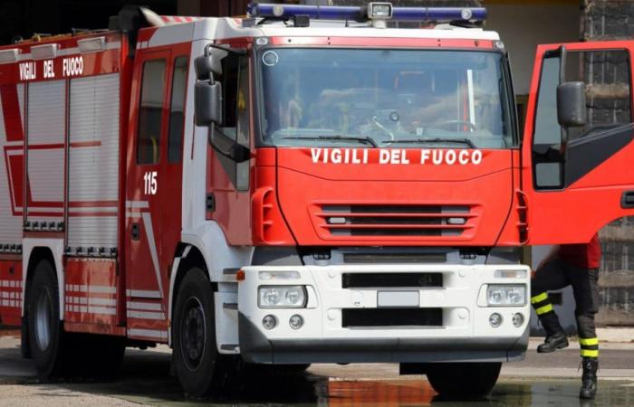 Grand incendie à Naples, incendie et fumée noire sur la colline Camaldoli : maisons menacées par les flammes