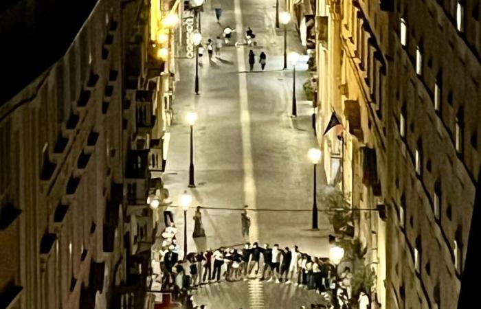 La veille des examens d’État, les étudiants de Chieti chantent Venditti sur le Corso Marrucino [FOTO e VIDEO]