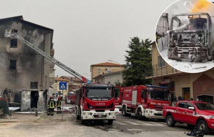 Un camion-citerne prend feu, les flammes endommagent un bâtiment : appartements inaccessibles (PHOTO) – Picchio News