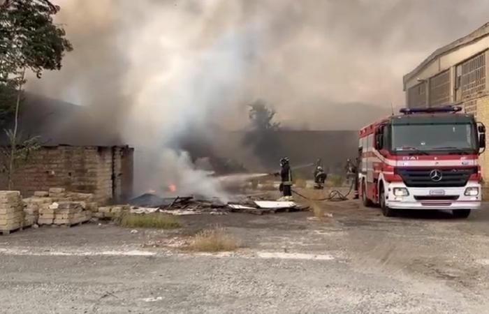 La vidéo de l’incendie dans un entrepôt industriel à Guidonia, nuage visible à Rome. Flammes également à Pigneto