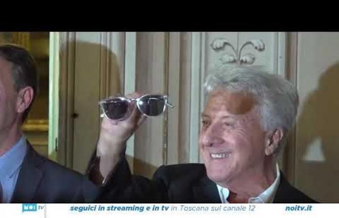 Dustin Hoffman revient à Lucques : un hommage à Fellini sur la Piazza Antelminelli