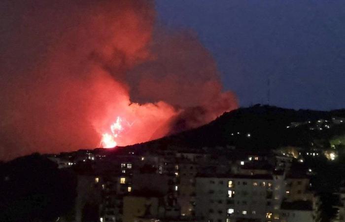 Maxi incendie sur la colline Camaldoli à Naples, nuit d’incendie et peur pour les maisons : la piste est malveillante. L’Ermitage dégagé, les religieuses évacuées