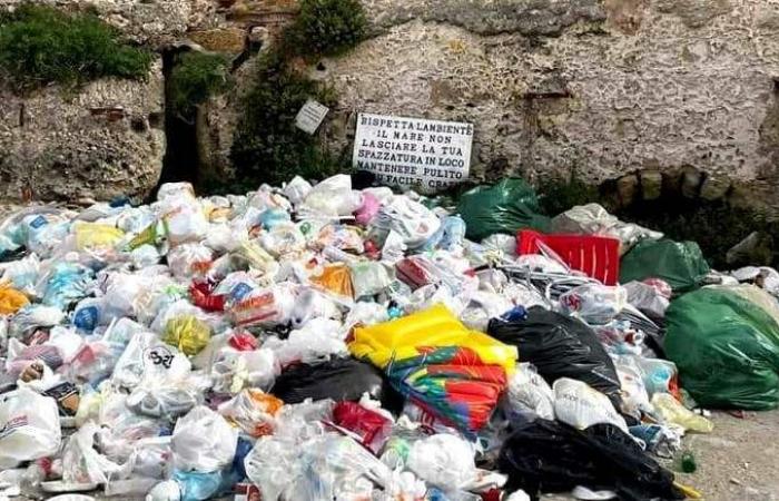 Vierge Marie, plage entourée de déchets et de constructions illégales : “Personne ne prend d’initiative” – VIDEO
