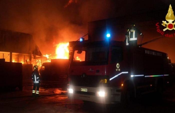 Incendie massif dans une entreprise à Ancône : les pompiers ont travaillé toute la nuit, flammes éteintes après 9 heures – Picchio News