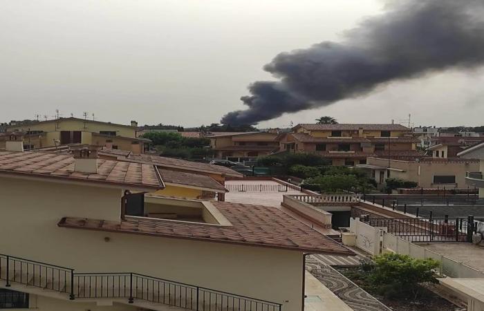 Guidonia, haute colonne de fumée noire : flammes à proximité d’un entrepôt