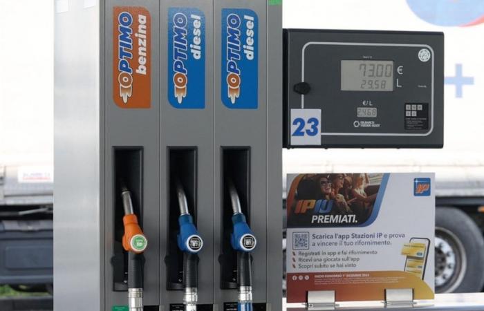 L’essence continue d’augmenter, au-dessus de 2 euros le litre – QuiFinanza