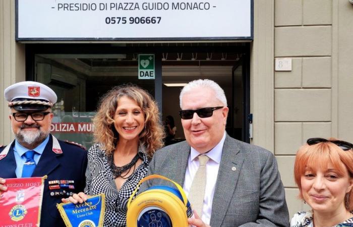 Un nouveau défibrillateur dans le bâtiment municipal de la Piazza Guido Monaco