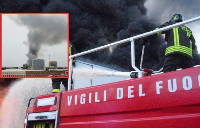Vaste incendie à Rome dans le quartier de Magliana, colonne de fumée visible dans différents quartiers de la capitale