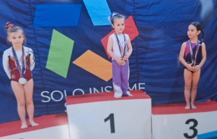 Alexandra Tirelli de Mugnano del Cardinale, trois ans, remporte l’or au championnat national de gymnastique libre dans sa catégorie –