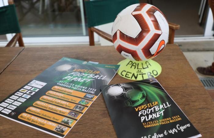 À Viareggio, la Versilia Football Planet : talk-show avec les grands noms du football et défi entre supporters sur la place