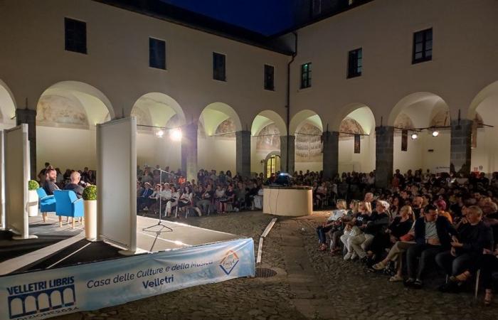 Immédiatement complet pour l’inauguration de “Velletri Libris” avec Gianluca Gotto et ses questions dans “Quand le bonheur arrive”
