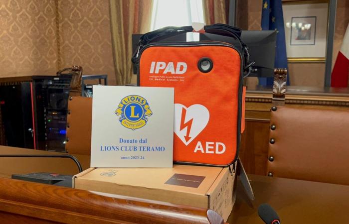 Le Lions Club de Teramo fait don d’un défibrillateur à la Province : il sera placé à l’entrée de la Salle Multifonctionnelle – ekuonews.it