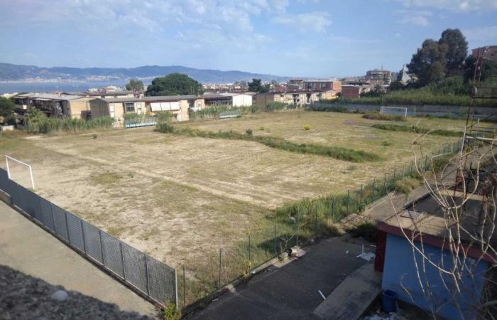 Reggio de Calabre, travaux inachevés sur le terrain de football Archi
