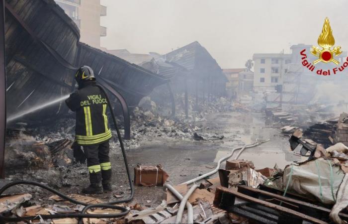 Aversa, énorme incendie dans un entrepôt : l’entreprise porte plainte contre des inconnus, Arpac évalue l’impact environnemental