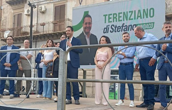 « Terenziano contre les lobbies des déchets », Di Stefano depuis la scène : « Libérons la ville du système »