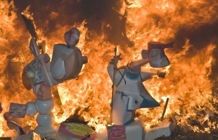 Hommage au feu sur la Costa Blanca pour la célébration de San Joan, hommage au pain dans les Pouilles