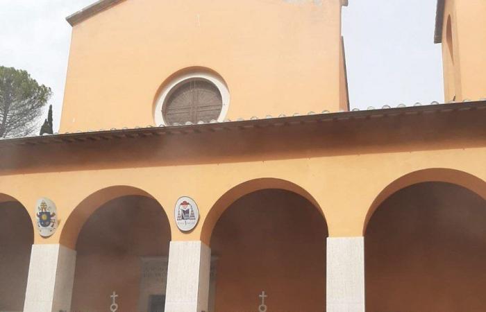 Incendie dans une église à Rome, les participants à la messe évacués