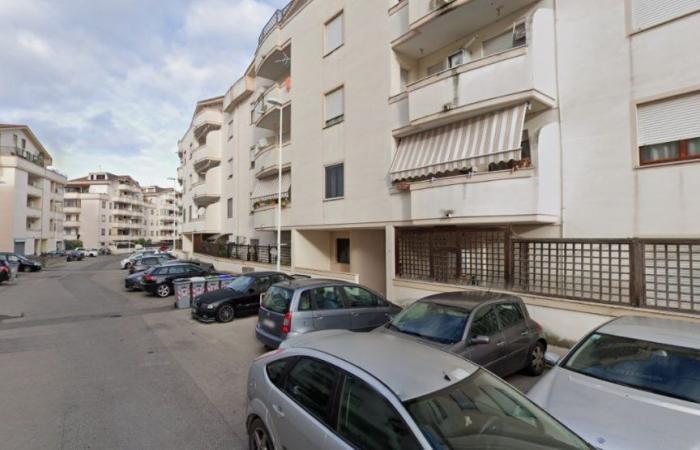 Sassari, tombe du balcon en nettoyant | Cagliari